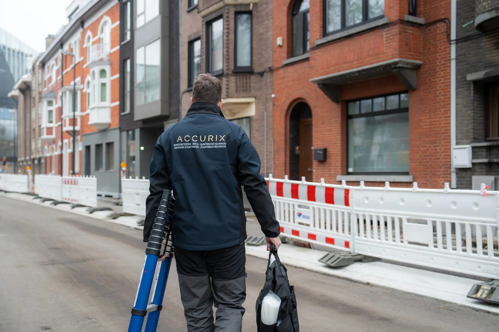 Professionele bedrijfsfotografie shoot op locatie — sfeer- en teambeelden
