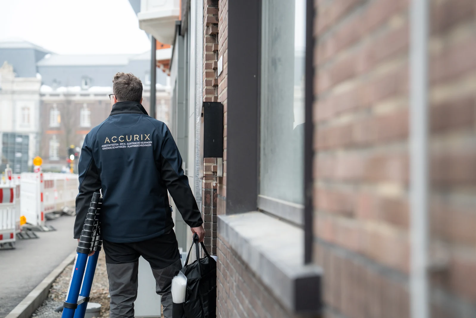 Accurix inspecteur op weg naar een klant in het veld