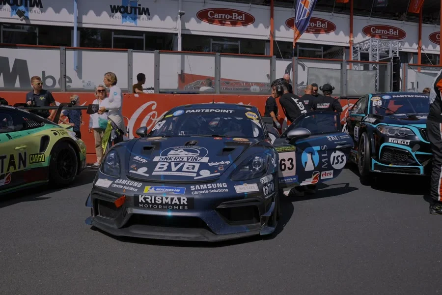 Racewagen op het circuit van Zolder tijdens de 24u van Zolder