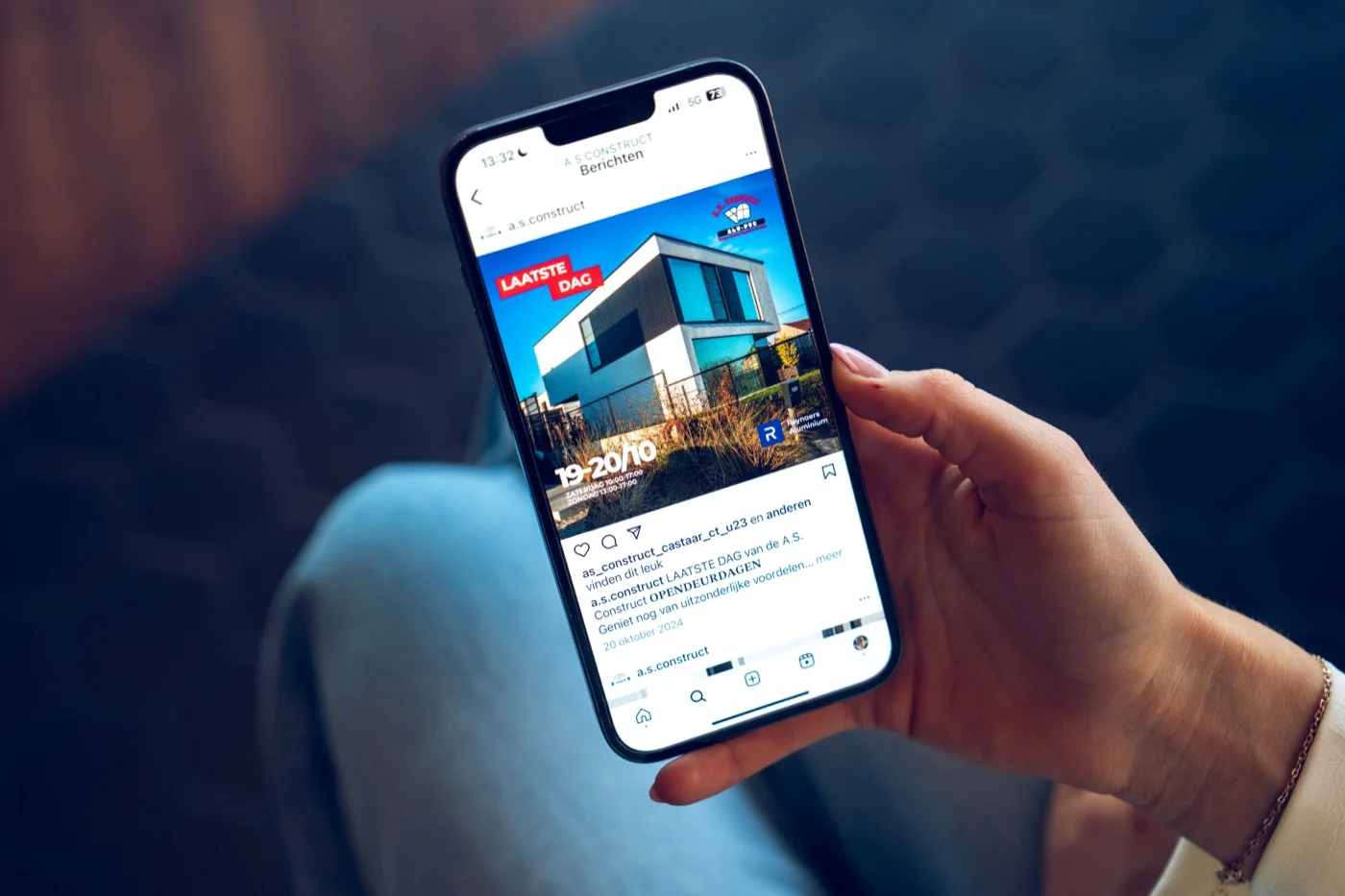 Bevisual medewerker analyseert digitale marketingcampagnes op een groot scherm